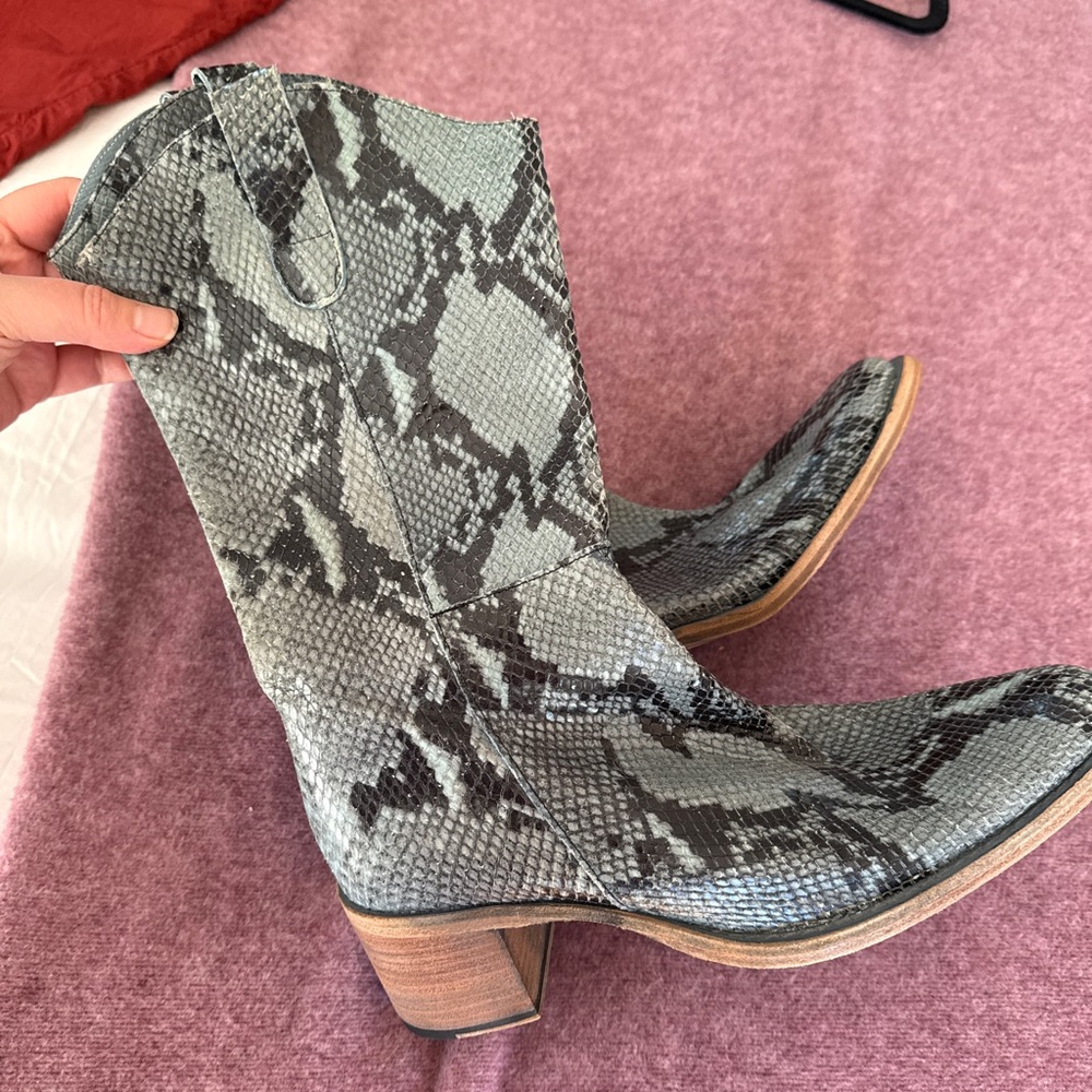 Vintage Hype leather snakeskin style boots
